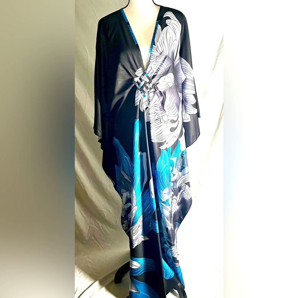 Chic Black and Blue Maxi Dress with Flowing Design